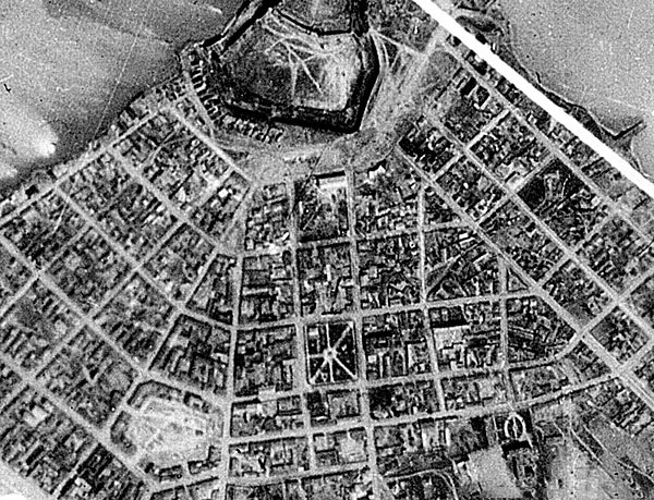 Файл:Аерофотознімок центру Четатя-Албе (1944).jpg