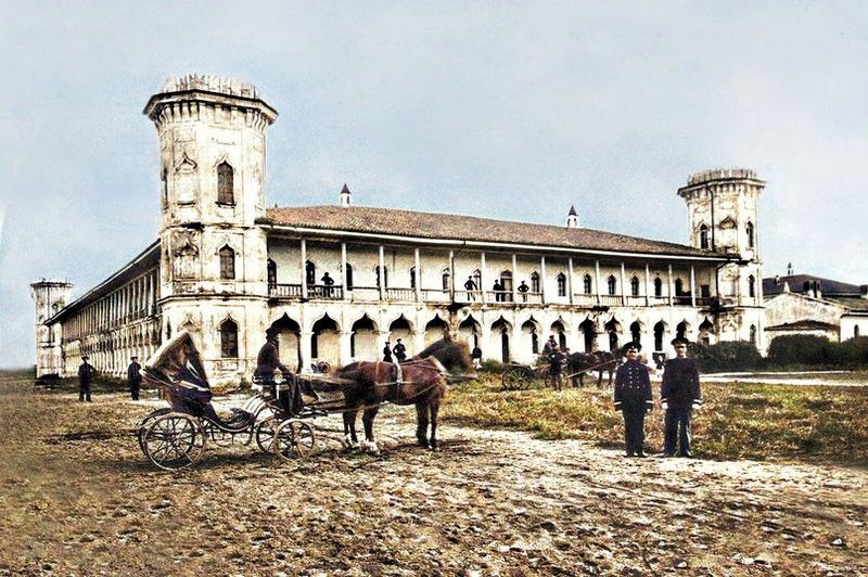 Файл:Олександрівські казарми (1868) (колір).jpg