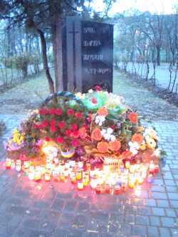 Файл:Пам'ятний знак жертвам Голодоморів (Білгород-Дністровський).jpg
