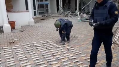 Зібрані піротехніками ДСНС суббоєприпаси ПТАБ-1М на подвір'ї готелю