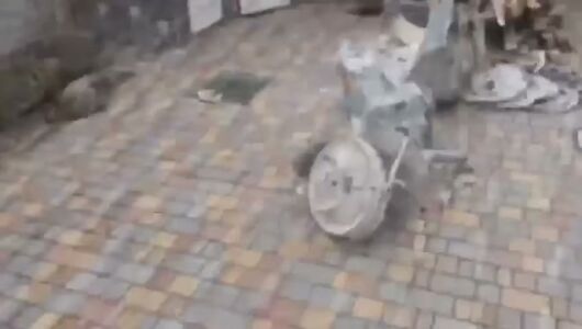 Залишки авіаційної бомби на подвір'ї