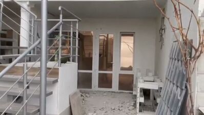 Пошкоджений вхід до будівлі готелю