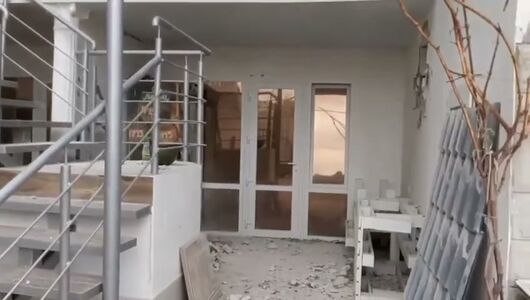 Пошкоджений вхід до будівлі готелю