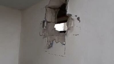 Пробоїна в стіні будівлі