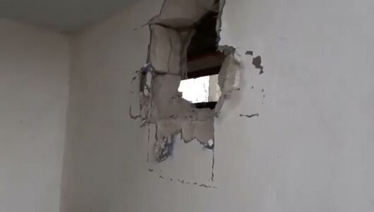 Пробоїна в стіні будівлі