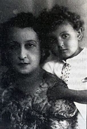 Аделія та Оксана Гетьманченко, фото початку 1940-х