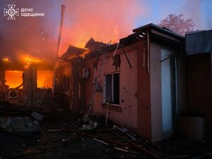 Вогонь усередині зруйнованої будівлі станції