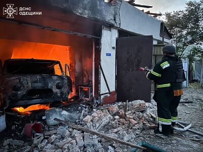 Вигорілий санітарний автомобіль у гаражному боксі