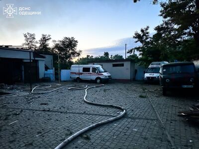 Автомобілі швидкої допомоги на подвір'ї станції