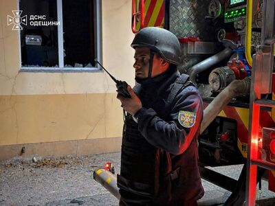 Рятувальник біля пошкодженої будівлі