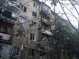 Вибите скління та зруйнований балкон