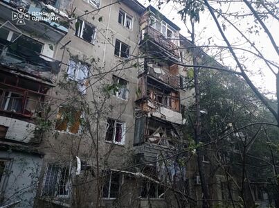 Вибите скління та зруйнований балкон