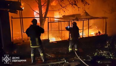 Рятувальники ДСНС ліквідовують пожежу на місці влучання