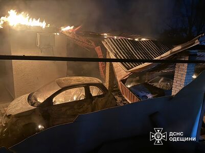 Згорілий автомобіль у зруйнованому гаражі