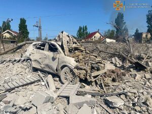 Понівечений автомобіль серед уламків