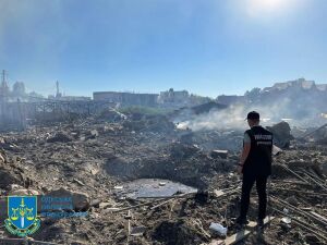 Вирва від влучання серед зруйнованої забудови