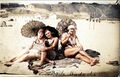 Відпочивальниці на пляжі, Будаки-Кордон (1931) (колір).jpg