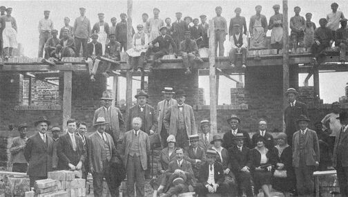 Громадський комітет будівництва нової лікарні на фоні її будівництва, 1929