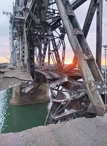 Обвалене полотно та покручені сталеві конструкції