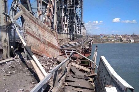 Розірване дорожнє полотно та повалені відбійники