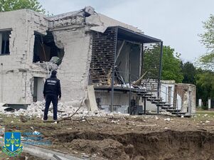 Зруйнована будівля та вирва від влучання