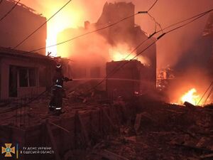 Рятувальник на тлі палаючої будівлі