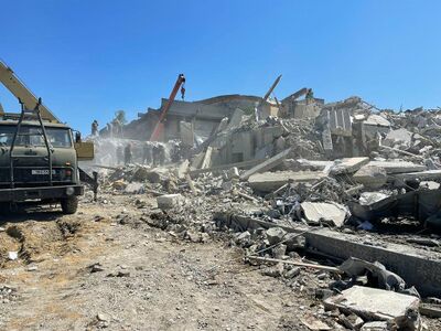 Розбирання завалів краном