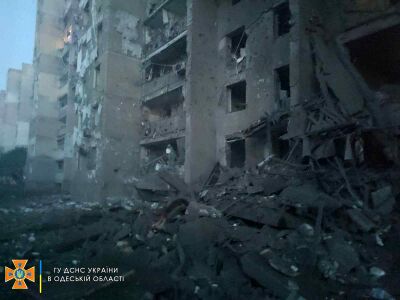 Зруйнований під'їзд і завали під ним