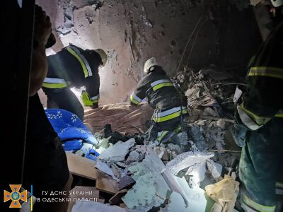 Рятувальники розбирають завали в квартирі